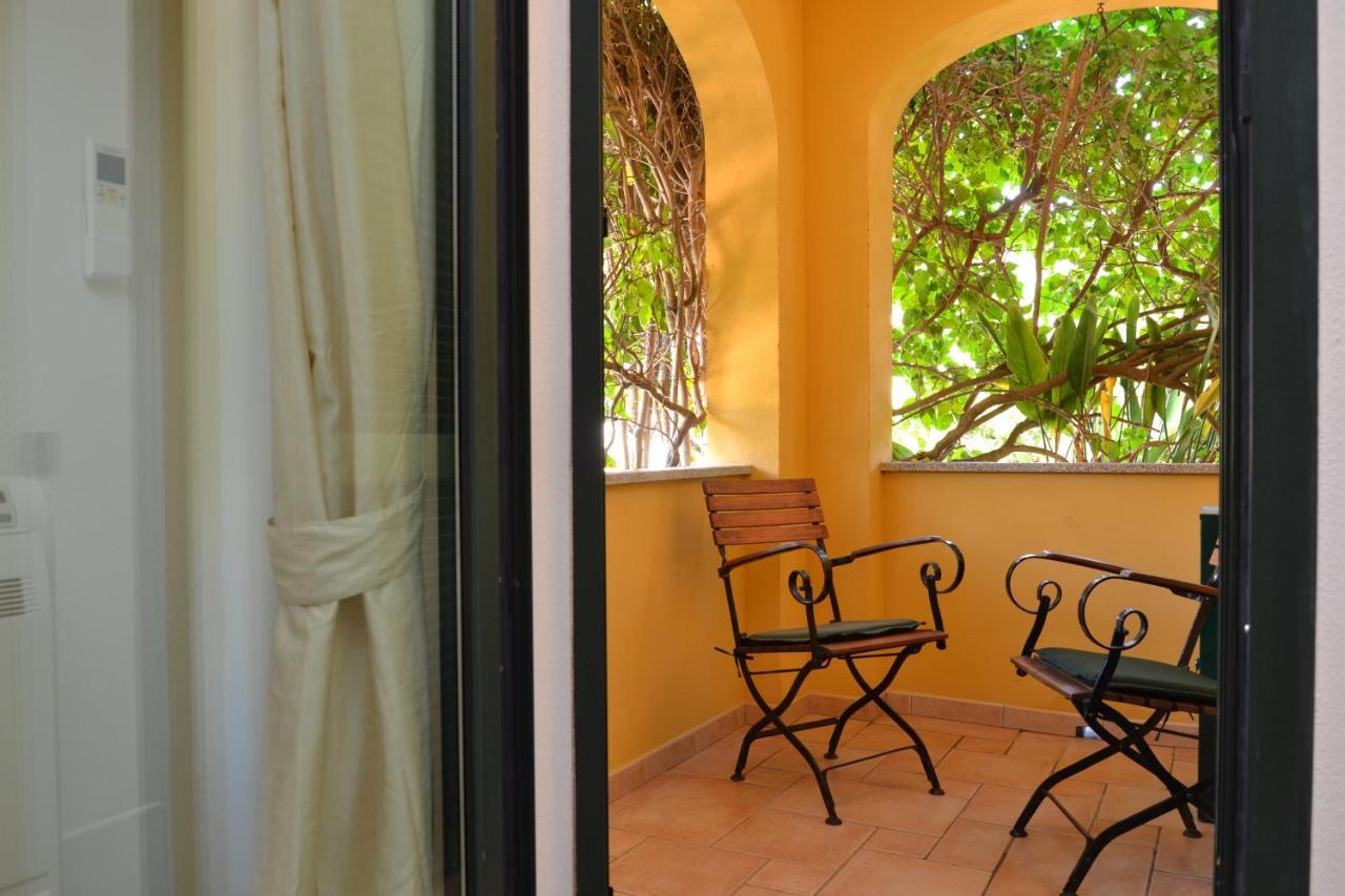 Hotel Villa Del Parco Ла-Маддалена Номер фото