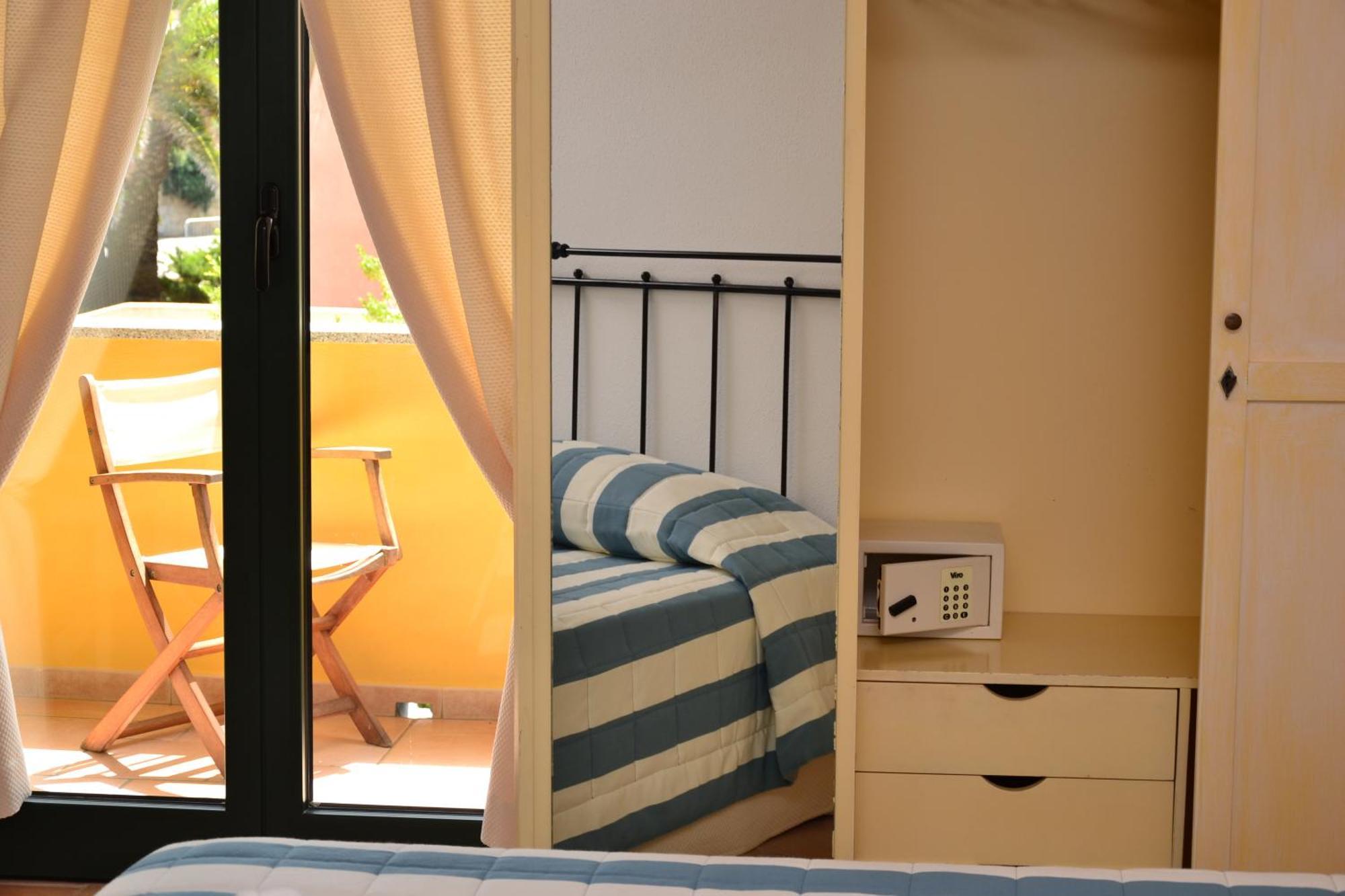 Hotel Villa Del Parco Ла-Маддалена Номер фото