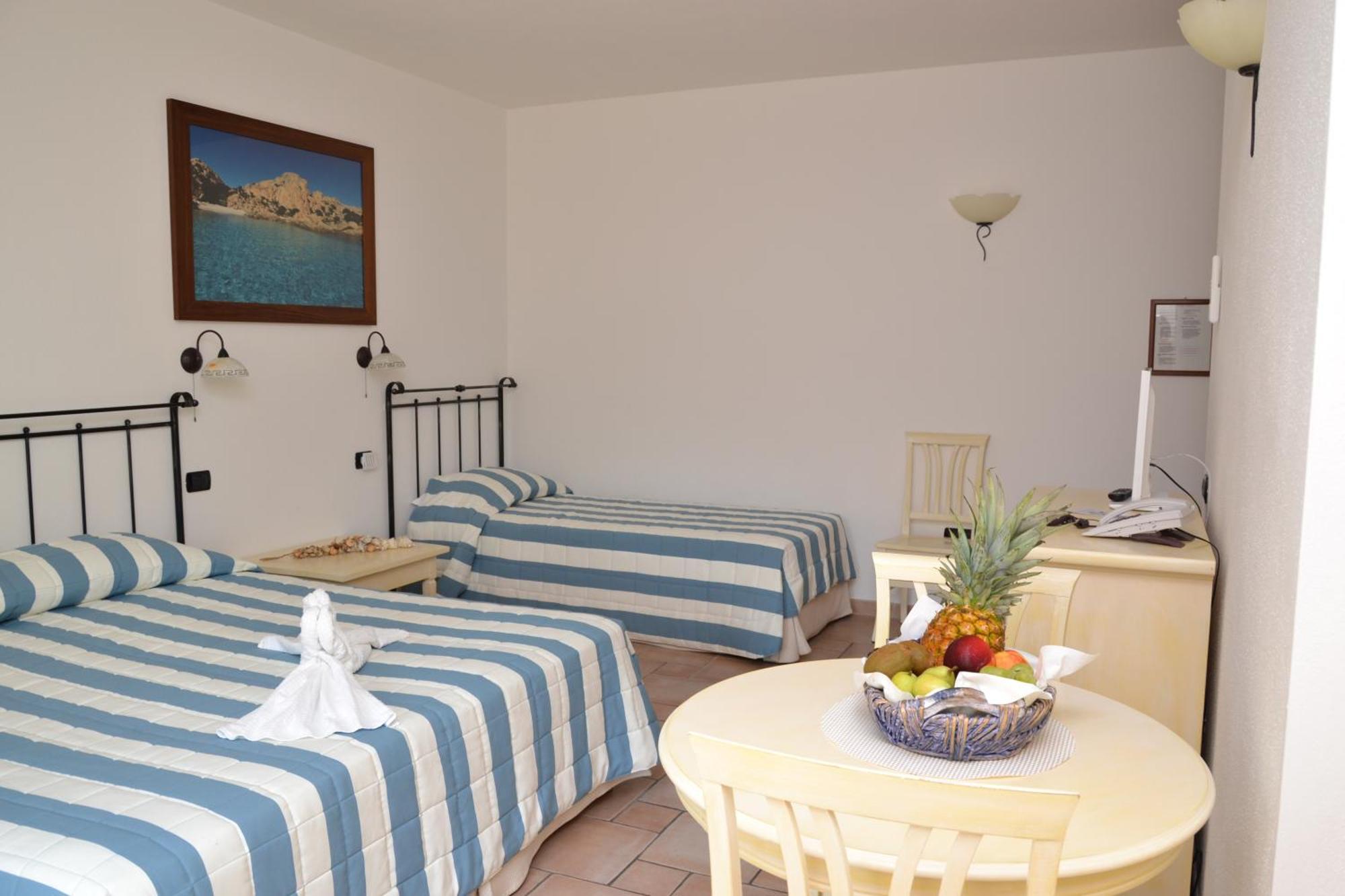Hotel Villa Del Parco Ла-Маддалена Номер фото
