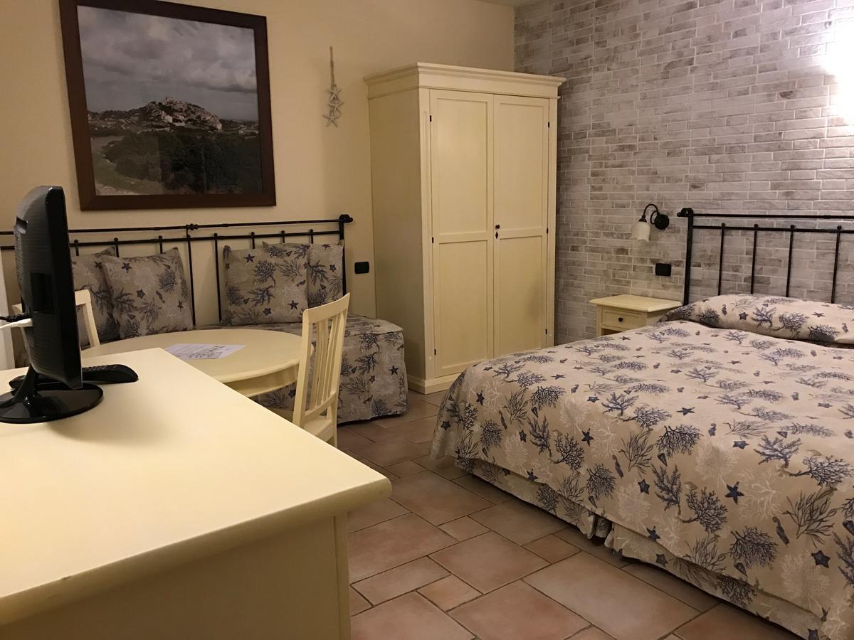 Hotel Villa Del Parco Ла-Маддалена Екстер'єр фото