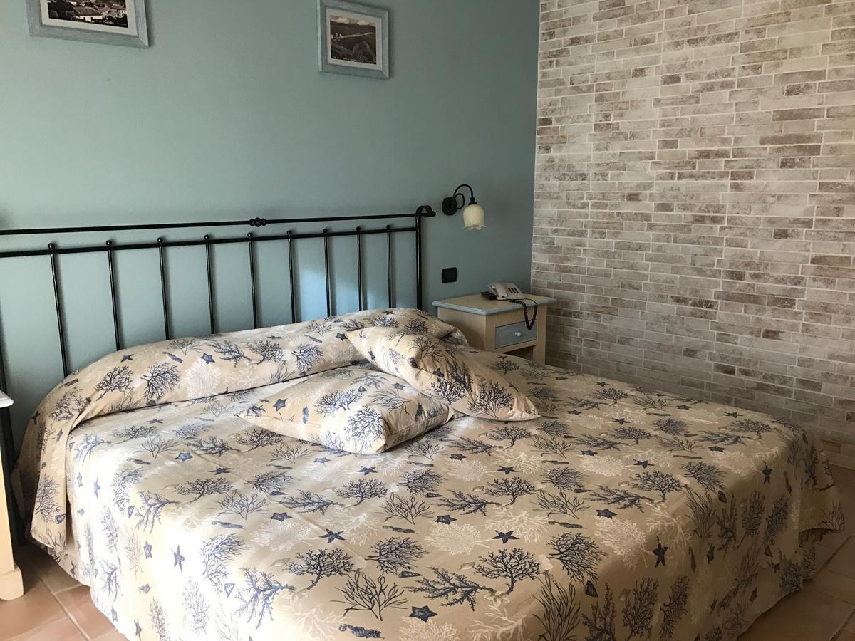Hotel Villa Del Parco Ла-Маддалена Екстер'єр фото