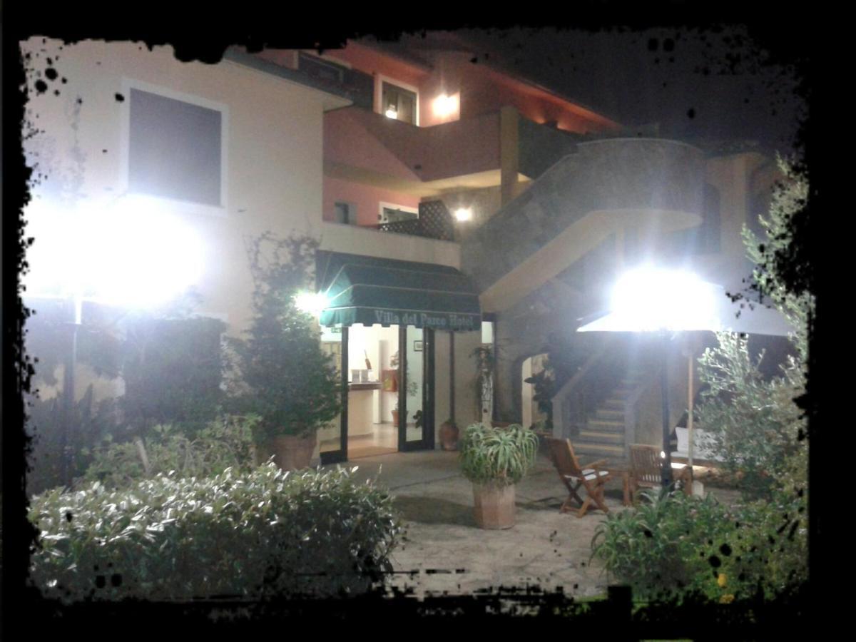 Hotel Villa Del Parco Ла-Маддалена Екстер'єр фото